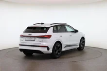 Audi Q4 e-tron quattro in Gletscherweiss metallic