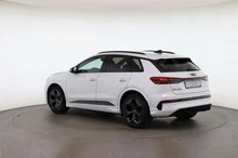 Audi Q4 e-tron quattro in Gletscherweiss metallic