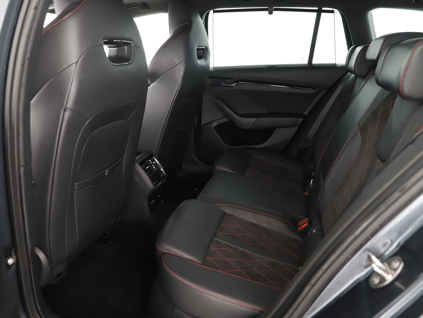 Škoda OCTAVIA Combi RS iV 245 DSG | Bild 12 von 16
