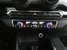 Audi Q2 1.0 TFSI Sport in A2 Brillantschwarz