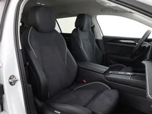 VW Passat Variant Business eHybrid 150kW in Pure White