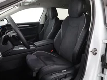 VW Passat Variant Business eHybrid 150kW in Pure White
