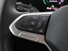 VW Passat Variant Business eHybrid 150kW in Pure White