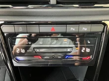 VW T-Roc R-Line TDI DSG in Lapiz Blue Metallic Dach Black Uni