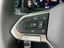 VW T-Roc R-Line TDI DSG in Lapiz Blue Metallic Dach Black Uni
