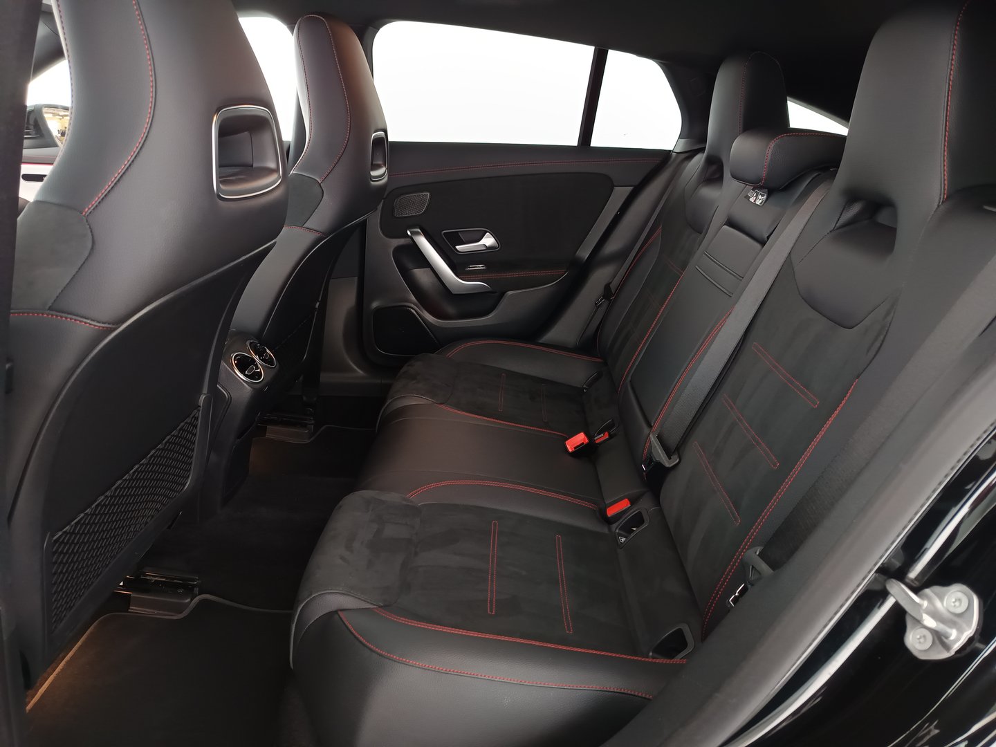 Mercedes CLA 180 d Shooting Brake | Bild 30 von 35