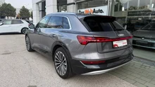 Audi e-tron 55 quattro advanced in Taifungrau metallic