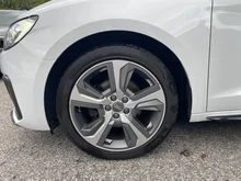Audi A1 Sportback 30 TFSI intense in Gletscherweiss Metallic