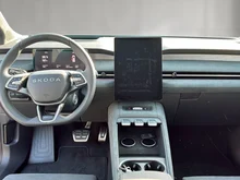 Škoda Peaq Sportline 90x in Black-Magic Perleffekt