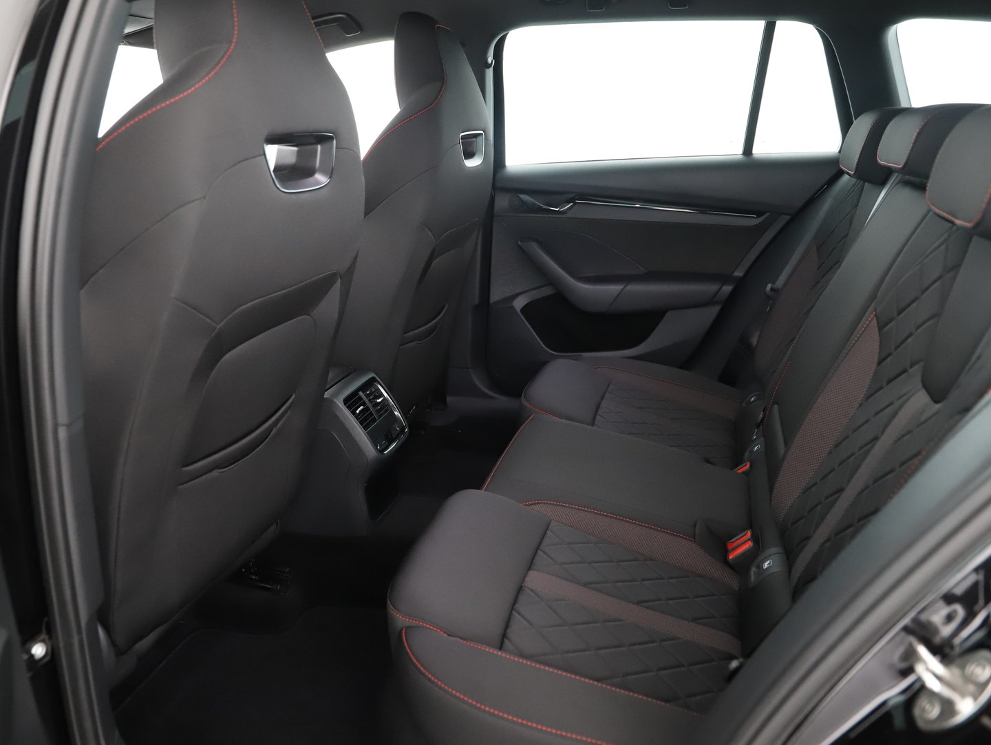 Škoda OCTAVIA Combi RS iV 245 DSG | Bild 12 von 16