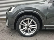 Audi Q2 35 TFSI S line in 6Y Daytonagrau Perleffekt
