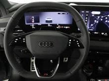Audi Q6 e-tron quattro in Plasmablau Metallic