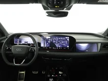 Audi Q6 e-tron quattro in Plasmablau Metallic