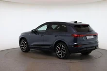 Audi Q6 e-tron quattro in Plasmablau Metallic