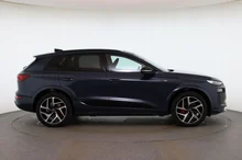 Audi Q6 e-tron quattro in Plasmablau Metallic