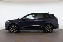 Audi Q6 e-tron quattro in Plasmablau Metallic