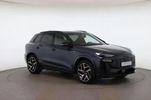 Audi Q6 e-tron quattro in Plasmablau Metallic