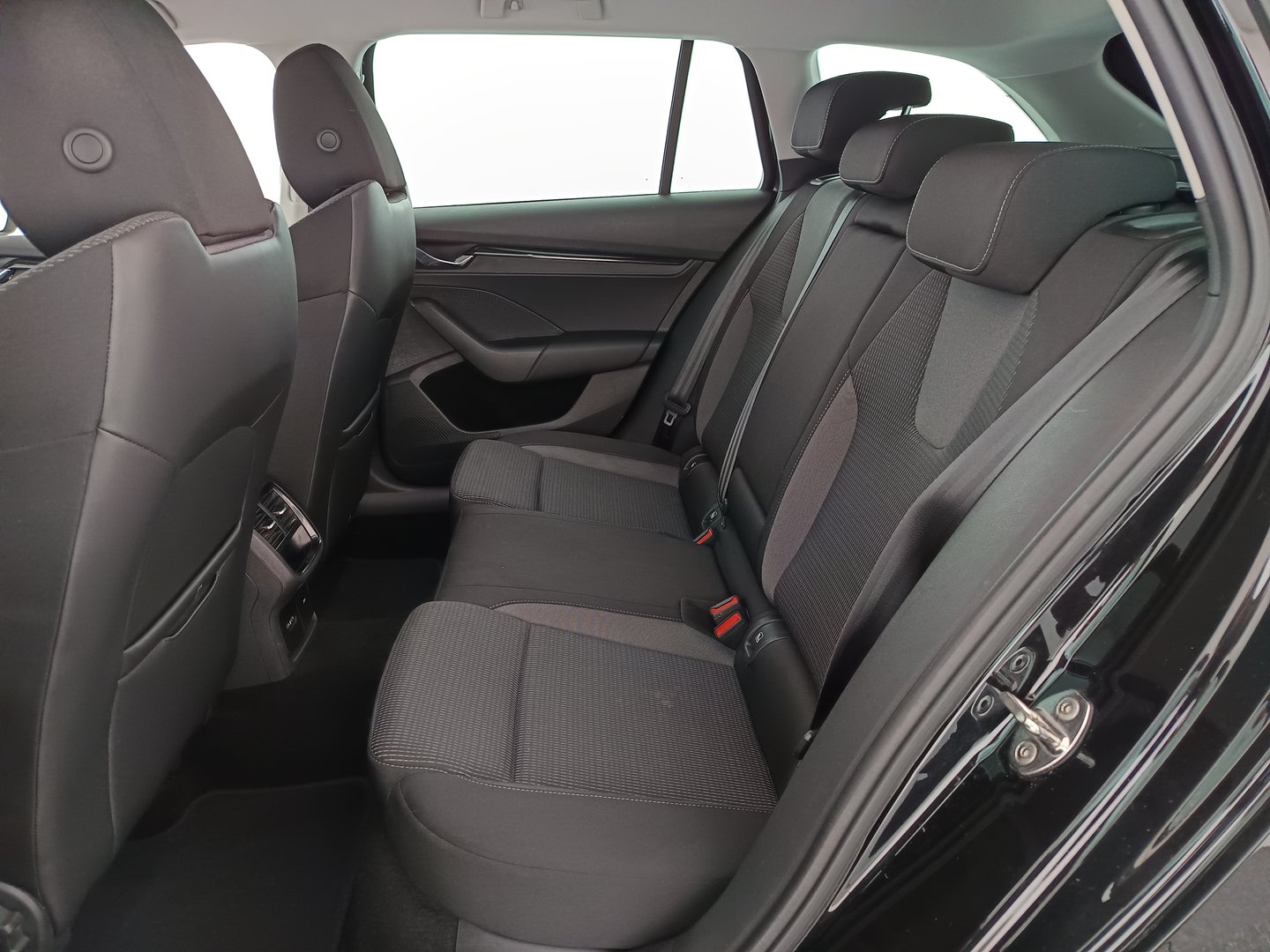 Škoda OCTAVIA Combi Business TDI | Bild 31 von 34