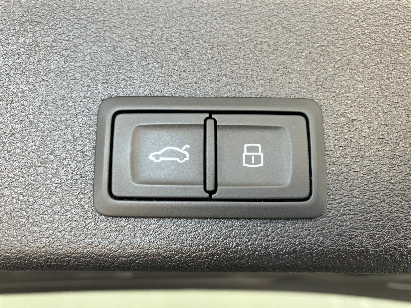 Audi A4 Avant 40 TFSI S line | Bild 17 von 19