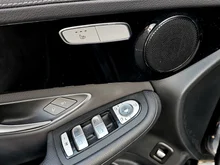 Mercedes GLC 300 de PHEV 4Matic in schwarz - metallic