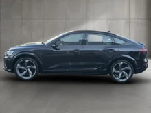 Audi SQ8 Sportback e-tron quattro in Mythosschwarz Metallic