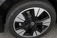 VW Multivan Style ÜH eHybrid 180 kW 4MOTION in Deepblack Perleffekt