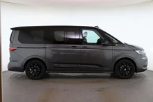 VW Multivan Edition ÜH eHybrid 180 kW 4M in Indiumgrau Metallic/Dach Deepblack