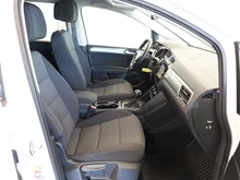 VW Touran Comfortline TDI SCR DSG 7-Sitzer in Pure White