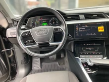 Audi e-tron 50 quattro 230 kW Business in Brillantschwarz
