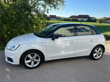 Audi A1 Sportback 1.0 TFSI intense in gletscherweiß metallic