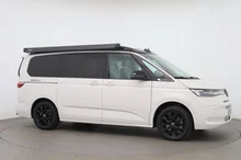 VW California Beach Camper TDI in Candyweiß / Dach Deepblack Perleffekt
