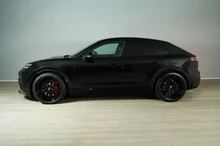 Porsche Macan Turbo in tiefschwarzmetallic