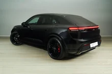 Porsche Macan Turbo in tiefschwarzmetallic
