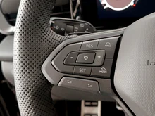 VW T-Roc R-Line eTSI DSG in Grenadillschwarz Metallic