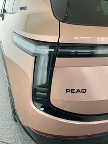 Škoda Peaq Sportline 90x in Rosewood-Beige Metallic