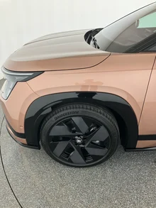 Škoda Peaq Sportline 90x in Rosewood-Beige Metallic