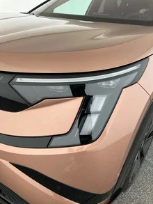 Škoda Peaq Sportline 90x in Rosewood-Beige Metallic