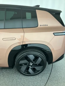 Škoda Peaq Sportline 90x in Rosewood-Beige Metallic