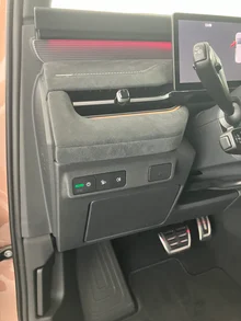 Škoda Peaq Sportline 90x in Rosewood-Beige Metallic