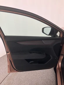 Škoda Peaq Sportline 90x in Rosewood-Beige Metallic