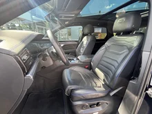 VW Touareg R eHybrid TSI 4MOTION in Meloe Blau Crystal Effekt