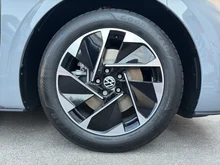 VW ID.3 Pure 125 kW Business in Mondsteingrau Dach schwarz