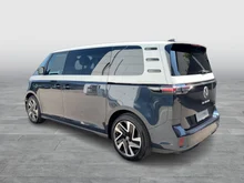 VW ID Buzz ID. Buzz Pro LR 4MOTION 250 kW in Candy Weiß / Starlight Blue Metallic