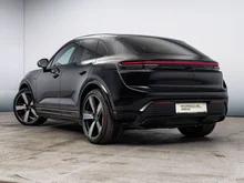 Porsche Macan Turbo in tiefschwarzmetallic