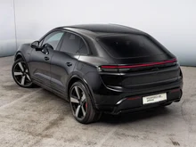 Porsche Macan Turbo in tiefschwarzmetallic