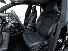 Porsche Macan Turbo in tiefschwarzmetallic