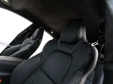 Porsche Macan Turbo in tiefschwarzmetallic