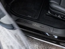 Porsche Macan Turbo in tiefschwarzmetallic