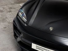 Porsche Macan Turbo in tiefschwarzmetallic