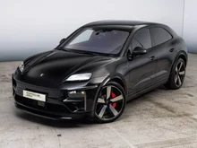Porsche Macan Turbo in tiefschwarzmetallic